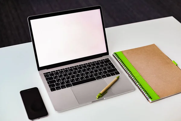 Espacio de trabajo en casa y en la oficina — Foto de Stock