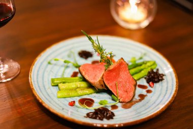 Şarap eti ve kuşkonmaz tabağı.