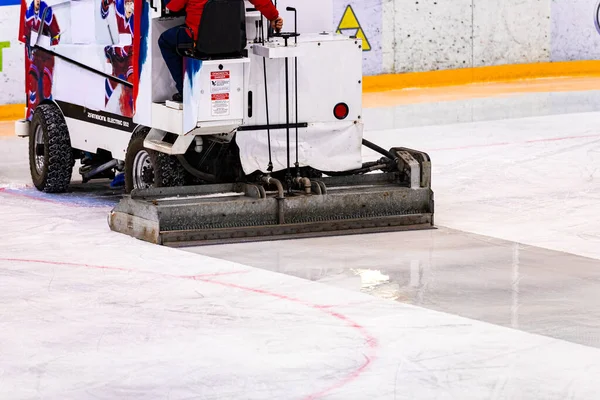 hockey ice cleaning machine