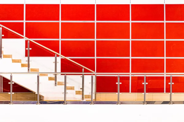 Escalera sobre un fondo de pared rojo — Foto de Stock