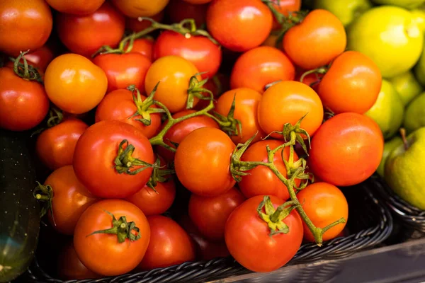 Bayas verduras tomates en la tienda — Foto de Stock