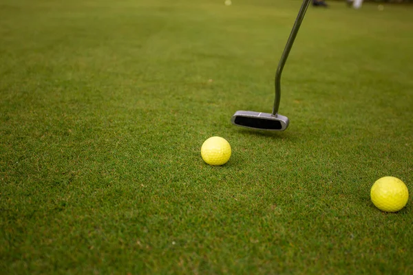 Yeşille golf oynamak ve antrenman sırasında — Stok fotoğraf