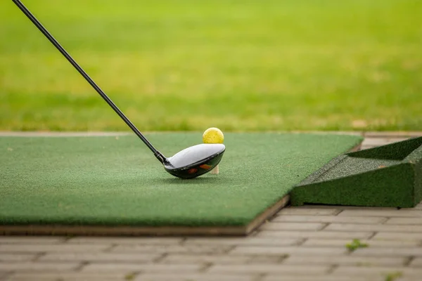 Spelare under en golfmatch under en träff — Stockfoto