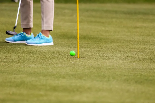 Speler tijdens een golfwedstrijd tijdens een hit — Stockfoto