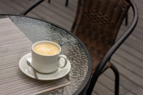 Taza de café en la cafetería de verano. Descanso lujo . — Foto de Stock