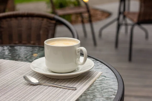 Mug of coffee in summer cafe. Luxury rest. — Stock Photo, Image