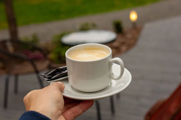 Mug of coffee in summer cafe. Luxury rest. — Stock Photo, Image