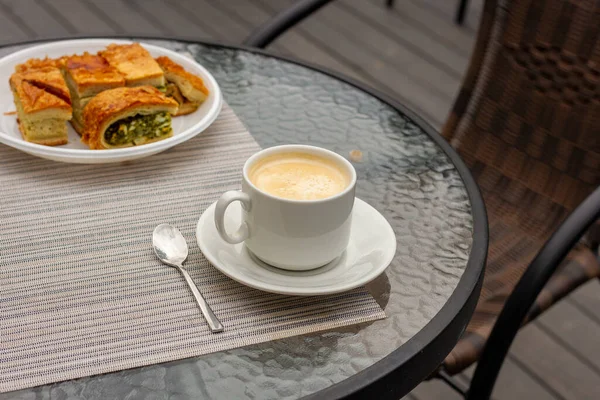 Kaffeetasse im Sommercafé. Luxuriöse Erholung. — Stockfoto