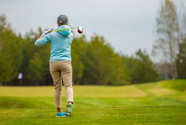 Vuruş sırasında golf oynayan oyuncu. — Stok fotoğraf