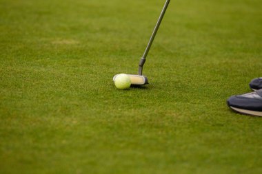 Vuruş sırasında golf oynayan oyuncu.