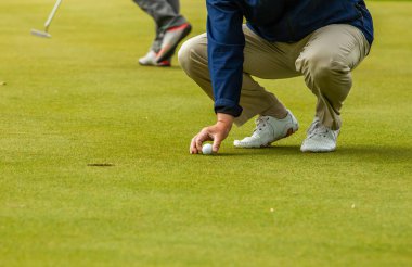 Vuruş sırasında golf oynayan oyuncu.