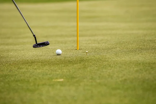 Giocatore durante una partita di golf durante un colpo — Foto Stock