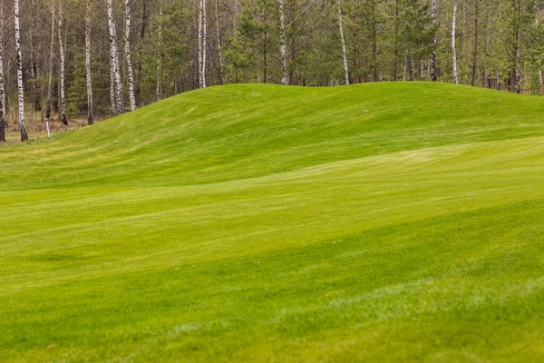 Sommerpanoramen auf dem Golfplatz und Infrastruktur — Stockfoto