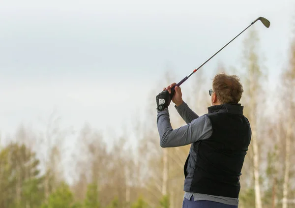 Hráč během golfu během hit — Stock fotografie