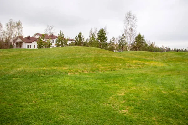 Golfové hřiště letní panoramata a infrastruktura — Stock fotografie