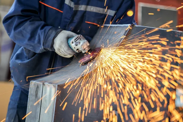 Master moler chispas amoladora de metal —  Fotos de Stock