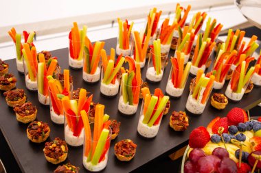 The Away bir yemek servisi sunumu