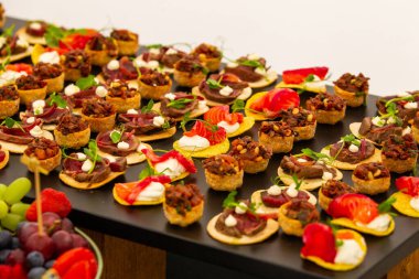 The Away bir yemek servisi sunumu