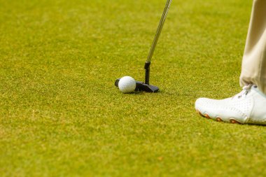 Vuruş sırasında golf oynayan oyuncu.