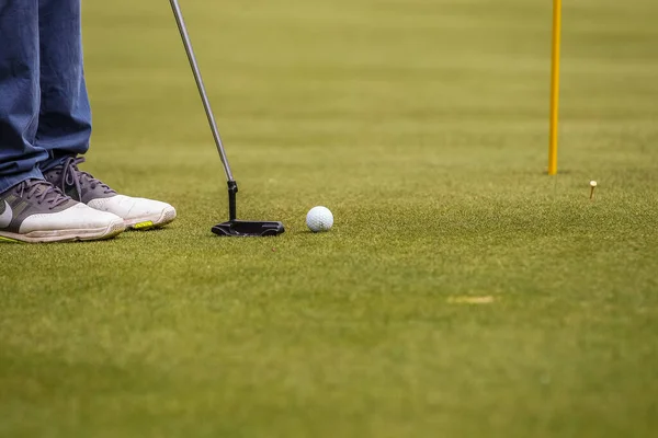 Vuruş sırasında golf oynayan oyuncu. — Stok fotoğraf