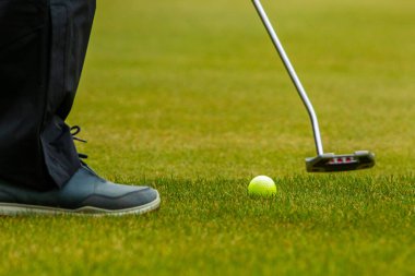 Vuruş sırasında golf oynayan oyuncu.