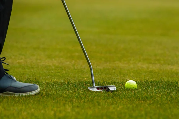 Giocatore durante una partita di golf durante un colpo — Foto Stock