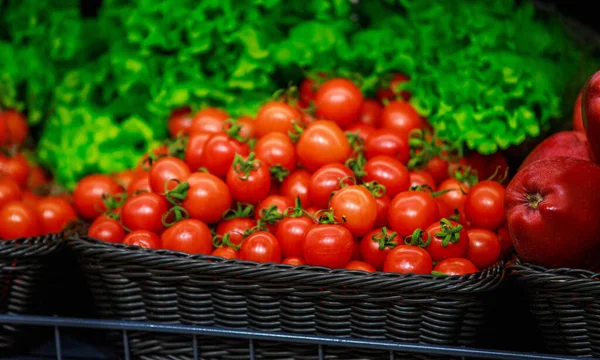 Hortalizas los tomates en la tienda — Foto de Stock