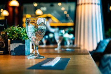 Restorandaki bir masada gözlük.