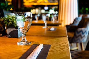 Restorandaki bir masada gözlük.