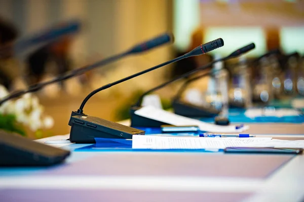 The conference microphones on the table empty — Stock Photo, Image