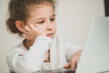 Dizüstü bilgisayarı olan küçük kız