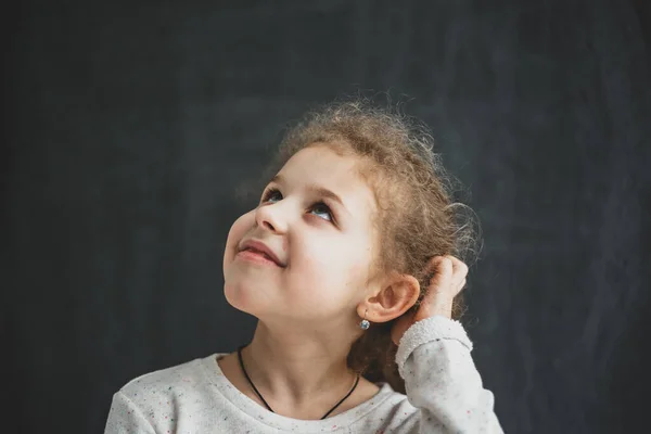 Bestuderen van objecten met een vergrootglas — Stockfoto