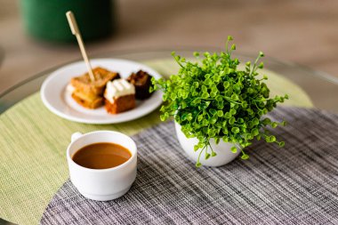 Kafede tatlı ve kahve masası.