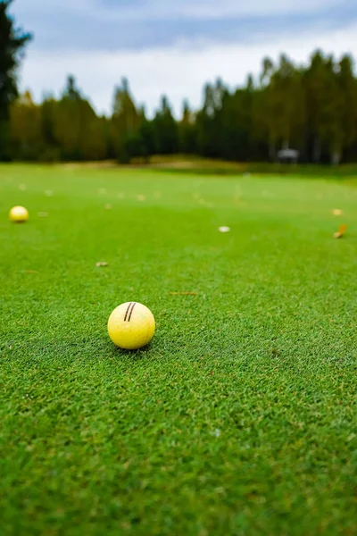 Gelber Golfball auf dem Feld — Stockfoto