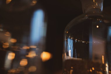 Karanlıkta bokeh ve cam ampul