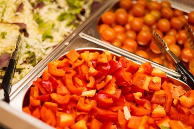 Markette salata için dilimlenmiş biber.