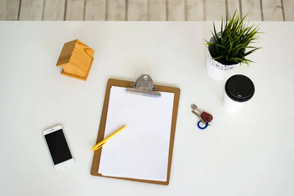 Ordenador en el lugar de trabajo y trabajo remoto — Foto de Stock