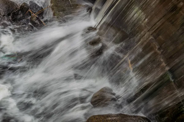 Der dekorative Wasserfallpark — Stockfoto