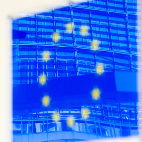 Banderas de la UE cerca del Parlamento Europeo, Bruselas, Bélgica - 02 mar 2011 —  Fotos de Stock