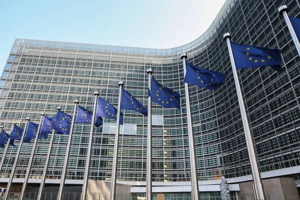 Bandeiras da UE perto do Parlamento Europeu, Bruxelas, Bélgica - 02 de março de 2011 — Fotografia de Stock