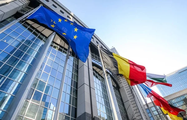 Bandeiras da UE fora do Parlamento Europeu, Bruxelas, Bélgica - 02 de março de 2011 — Fotografia de Stock