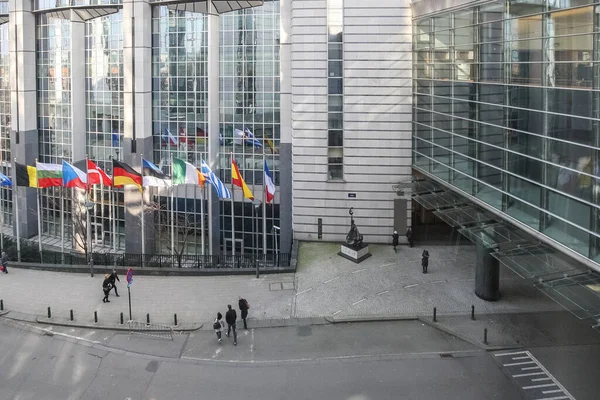 EU-Flaggen vor dem Europäischen Parlament, Brüssel, Belgien - 02 Mär 2011 — Stockfoto