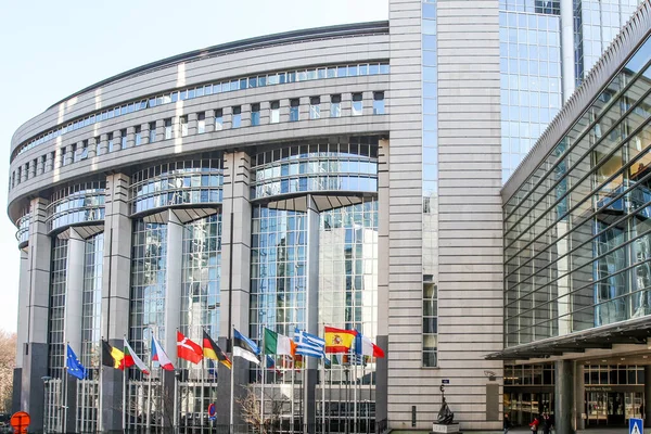 Drapeaux de l'UE à l'extérieur du Parlement européen, Bruxelles, Belgique - 02 mars 2011 — Photo