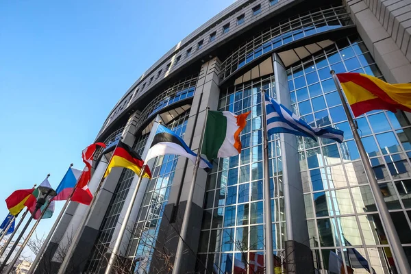 Vlajky EU mimo Evropský parlament, Brusel, Belgie - 02 březen 2011 — Stock fotografie
