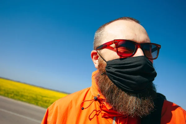 Baard man met een beschermend masker in het land — Stockfoto