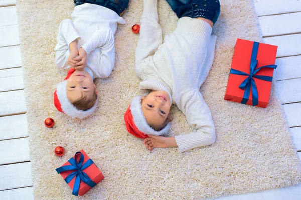 Niño y niña en Navidad con regalos —  Fotos de Stock