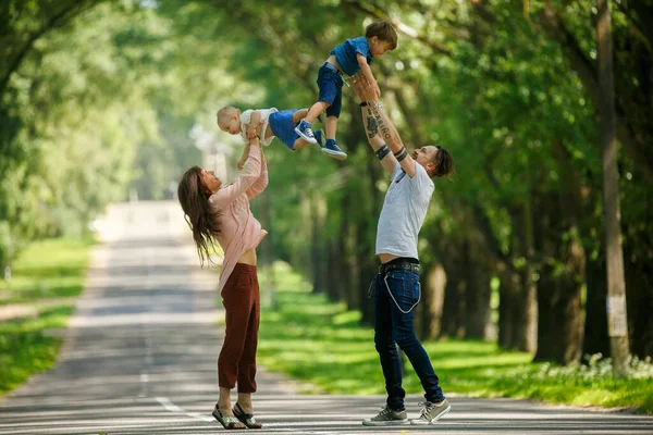 Parents play with children the park — Stock Photo, Image