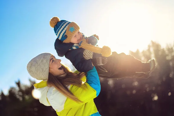 Winter vakantie moeder met een kind — Stockfoto