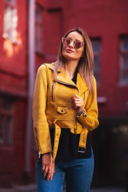 Kırmızı bahçedeki sarı ceketli kız.