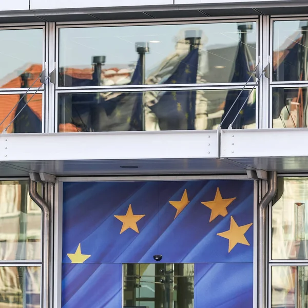 EU-flaggor nära Europaparlamentet, Bryssel, Belgien - 02 mar 2011 — Stockfoto